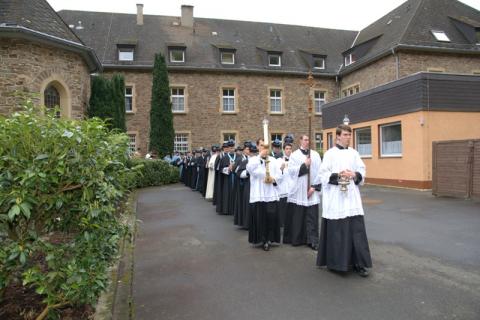 Chaque 13 du mois, la messe est suivie d&rsquo;une procession à la grotte, reproduction de la grotte de Lourdes. 